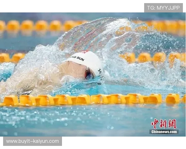 400米自由泳小选手最后50米冲刺，“仿佛听不到声音，只有呼呼换气声”。