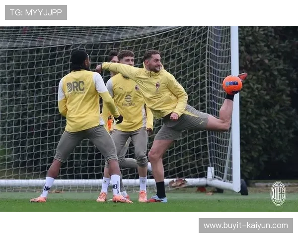 AC米兰欧战归来,联赛备战科莫 AC米兰欧战归来,联赛备战科莫